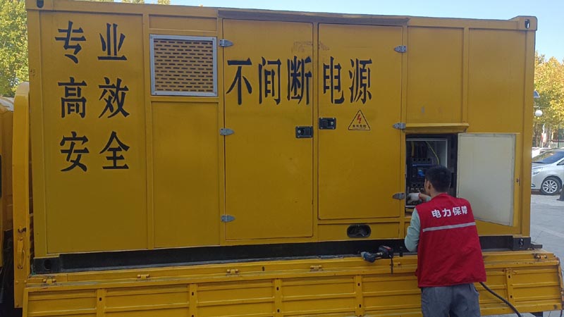 双桥柴油发电机组和UPS电源配合使用时，如何避免切换过程中的电力中断？